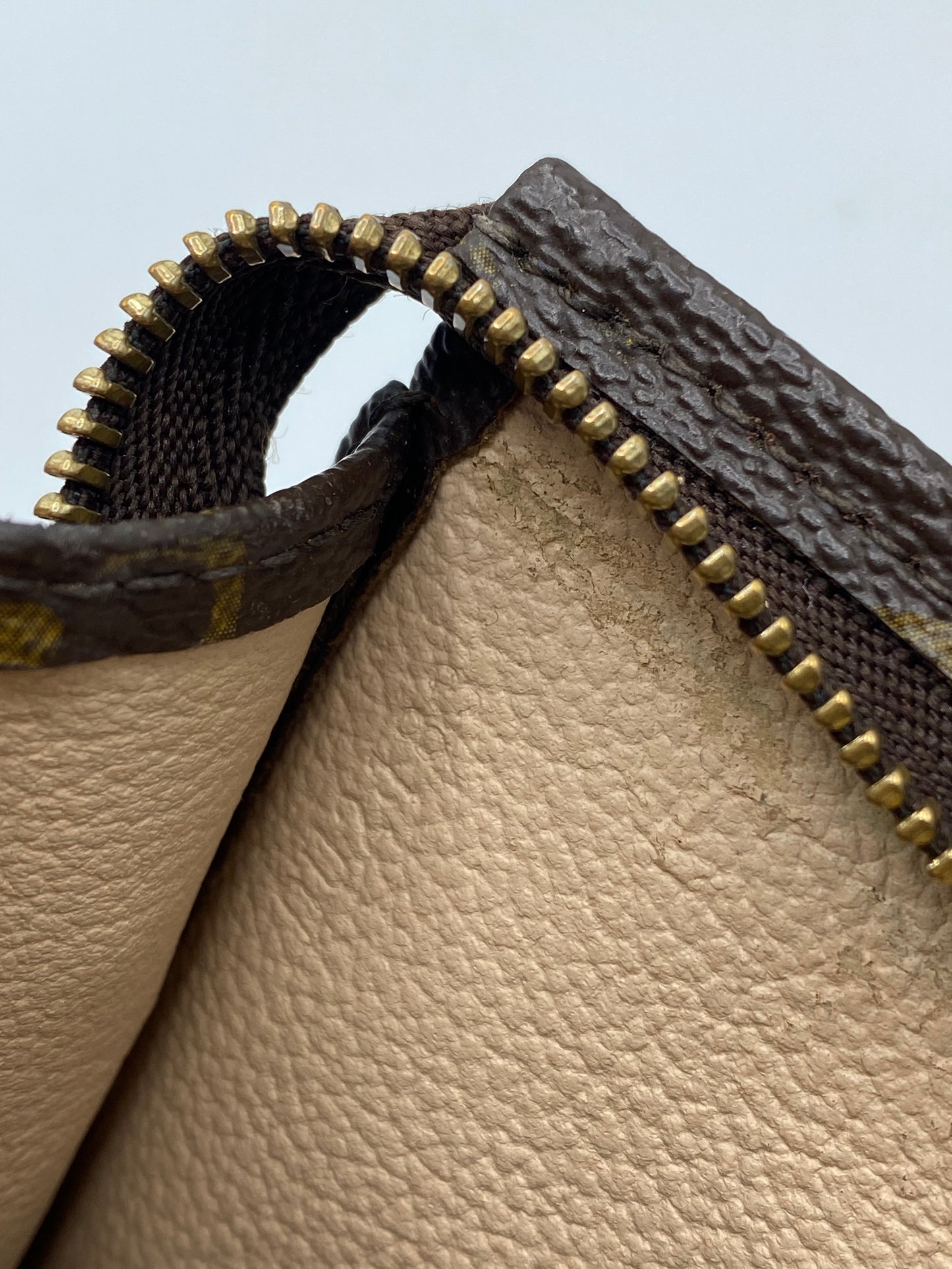 LOUIS VUITTON | Trousse Toilette