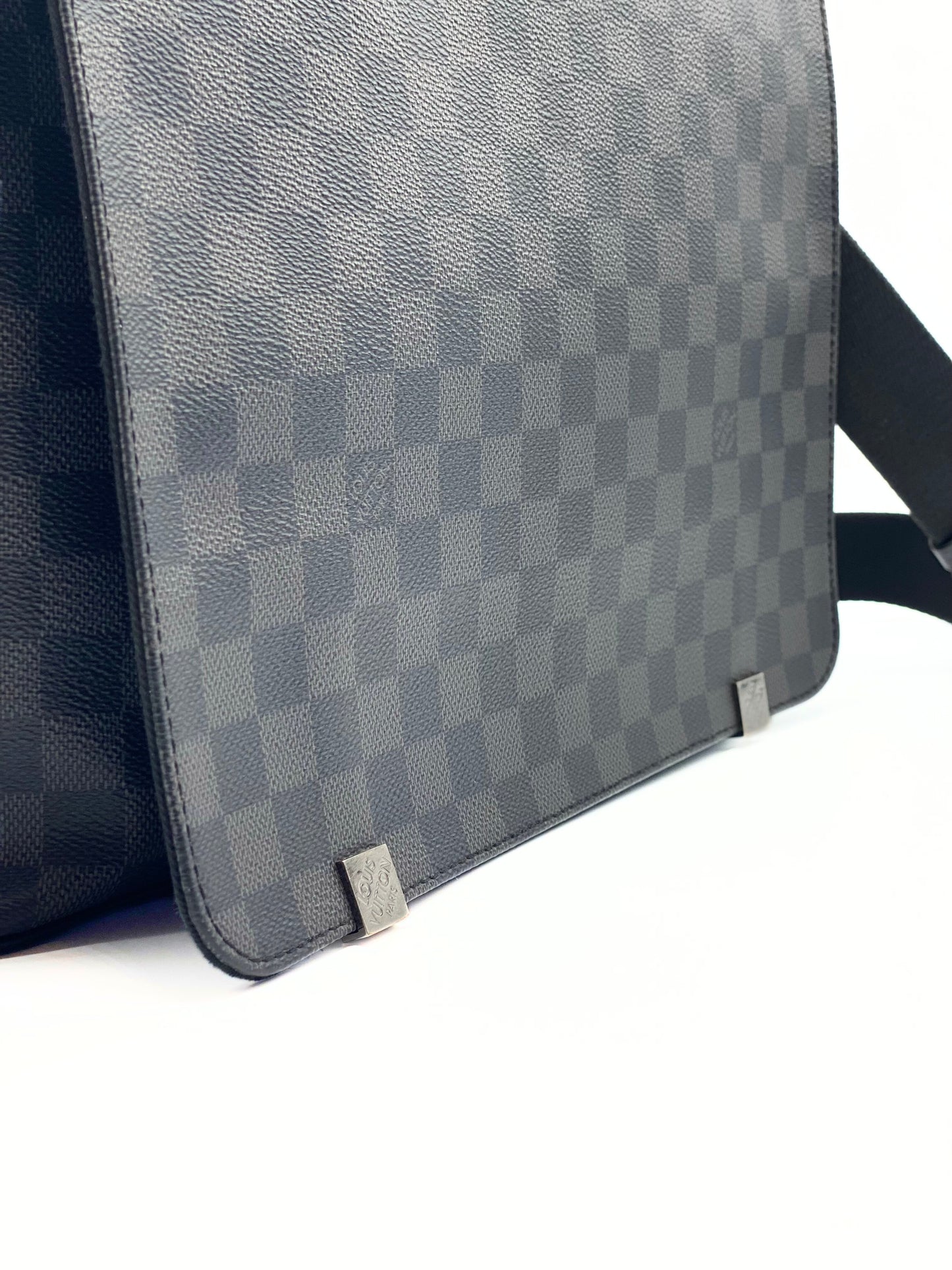 LOUIS VUITTON | District Messenger Bag