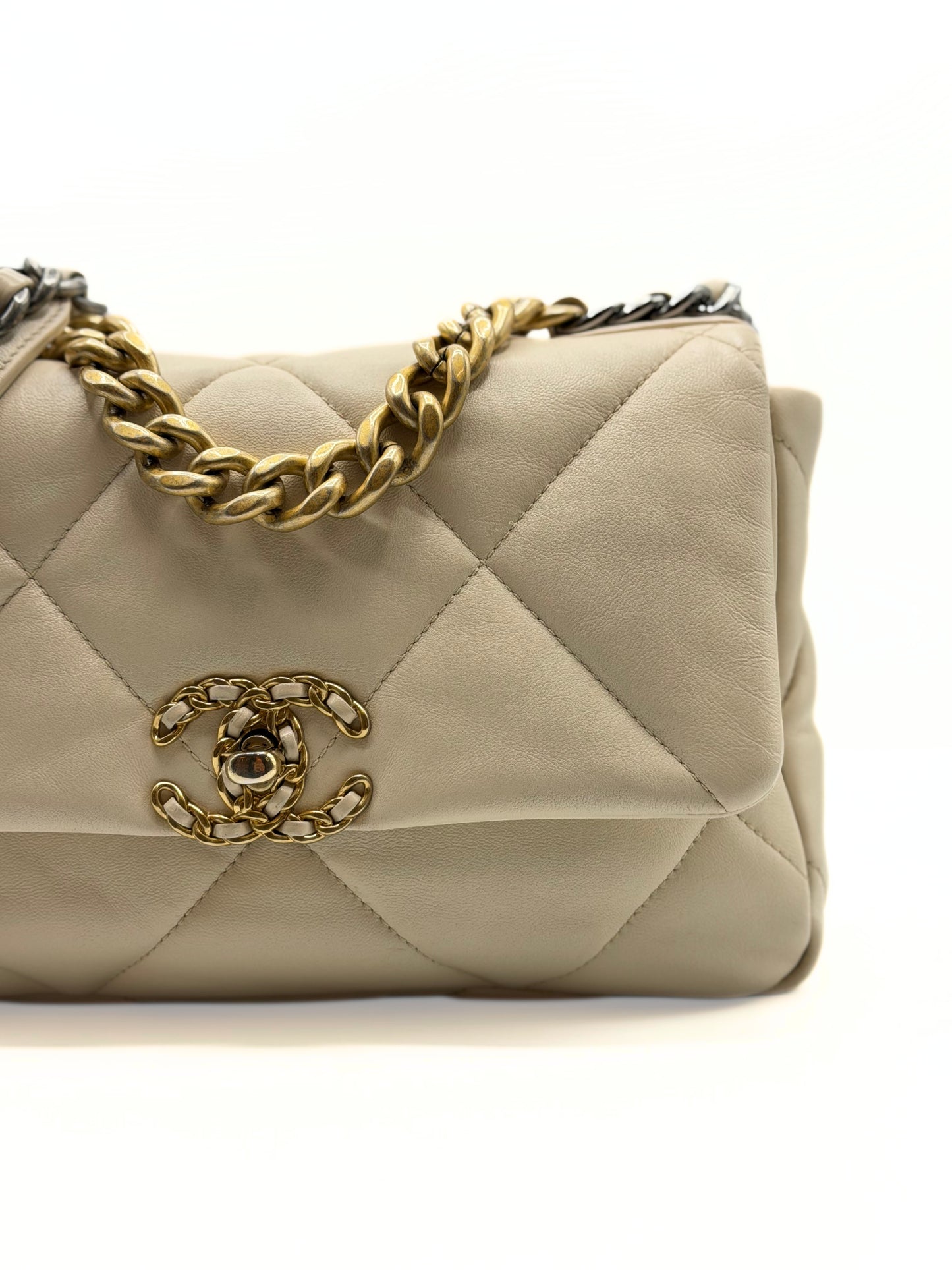 CHANEL | 19 Small Beige