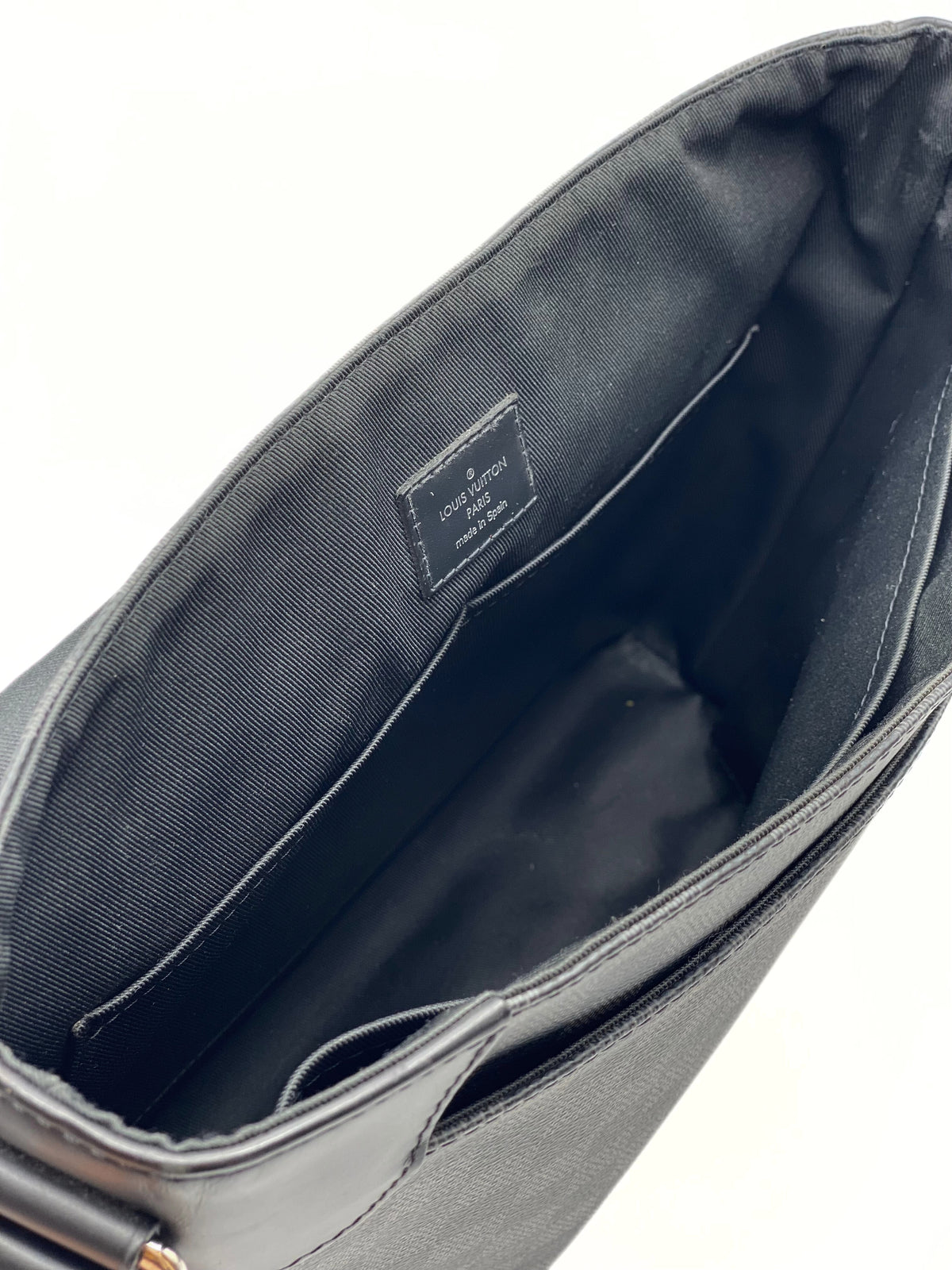 LOUIS VUITTON | District Messenger Bag