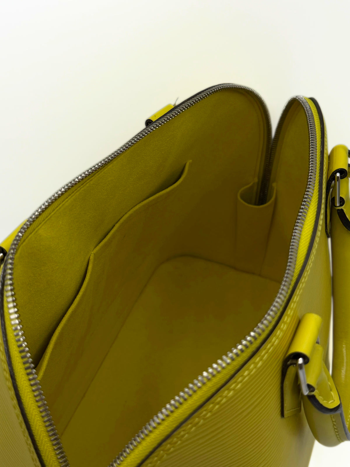 LOUIS VUITTON | Alma GM Epi Gialla