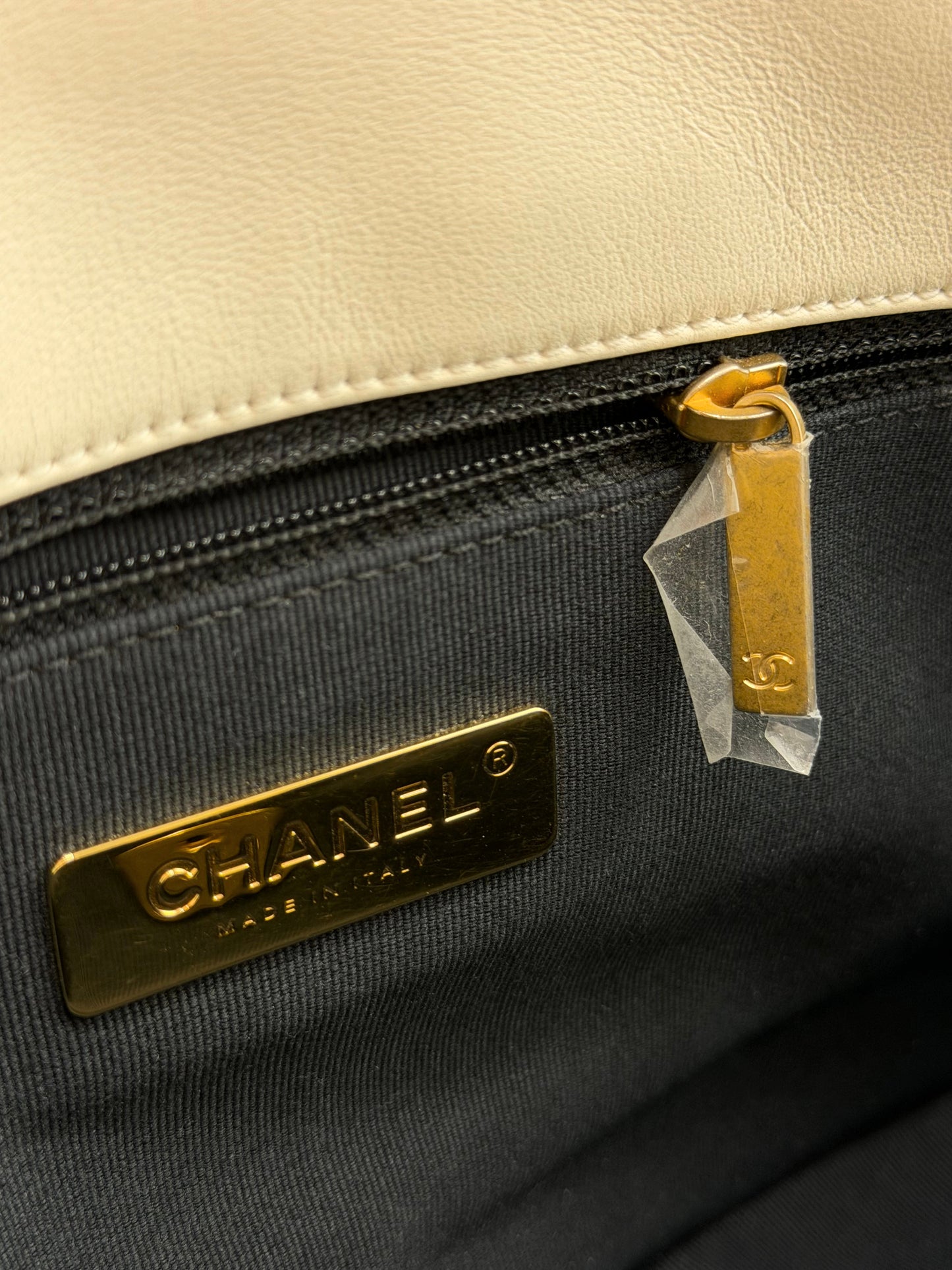 CHANEL | 19 Flap Bag Medium – White