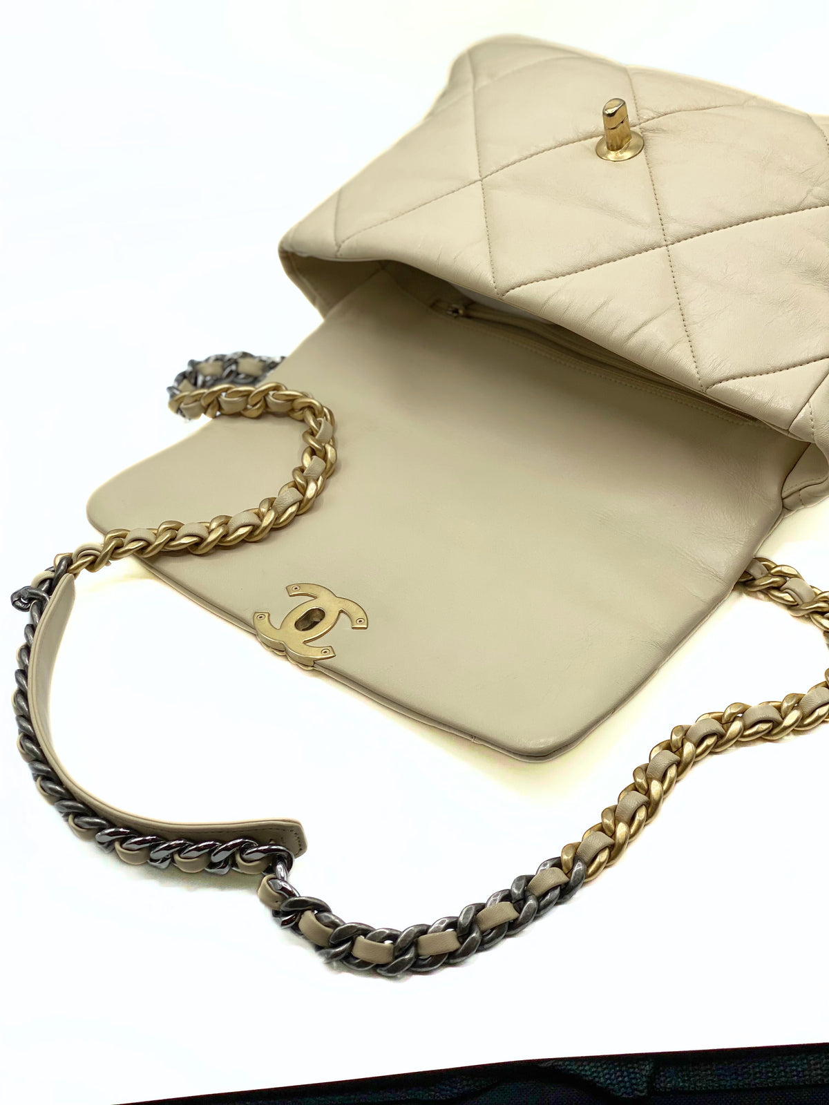 CHANEL | 19 Beige Bag