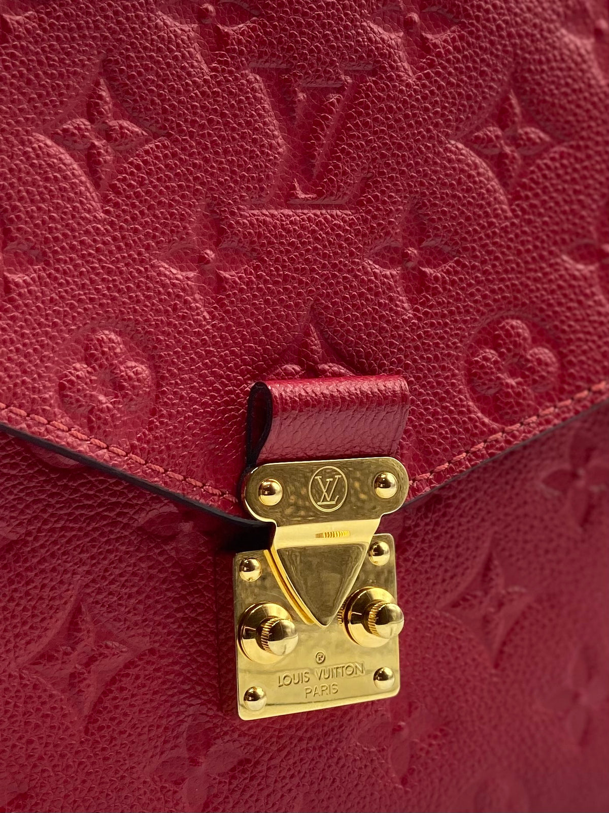 LOUIS VUITTON | Pochette Métis Cherry Red Empreinte Leather