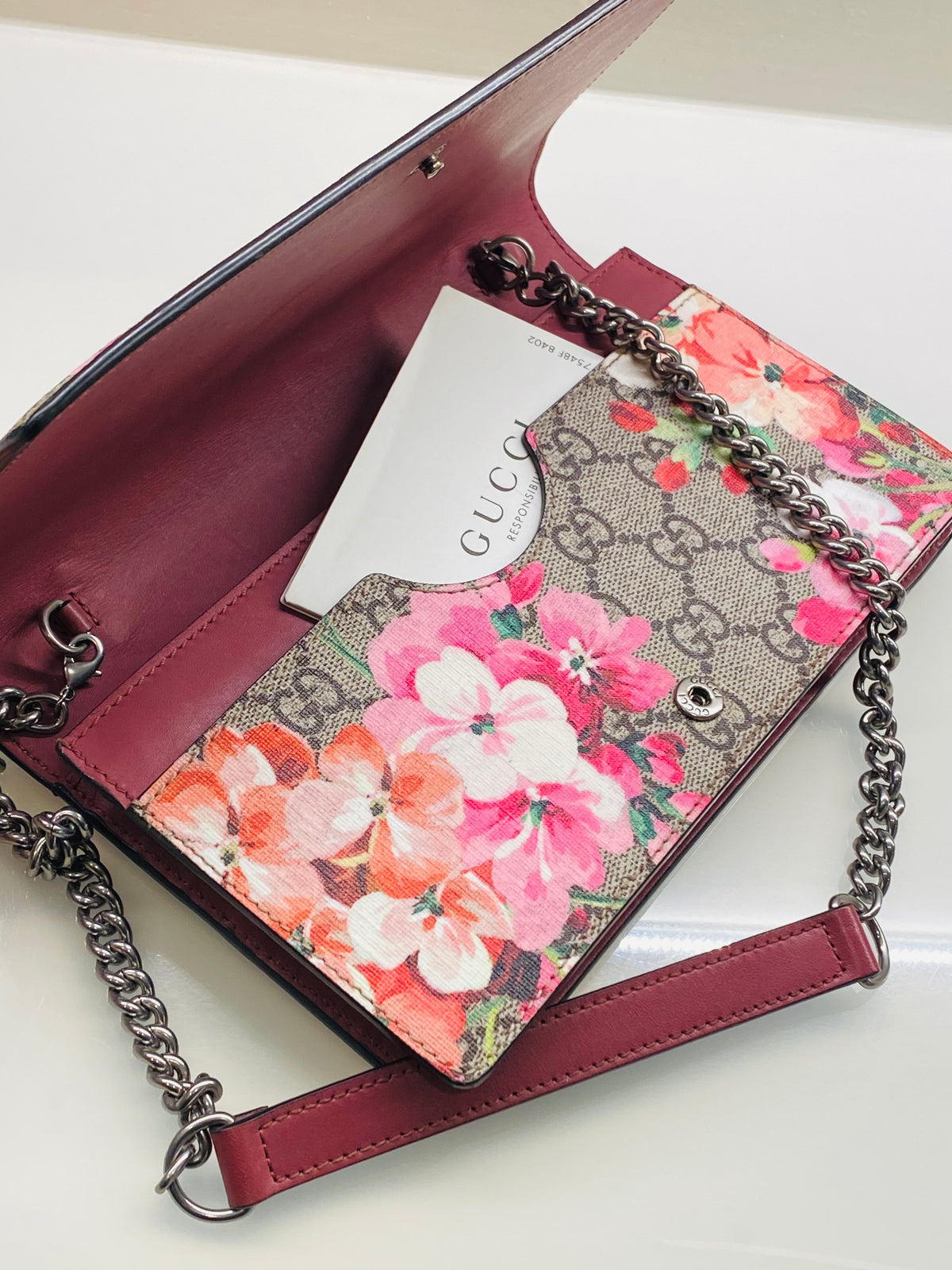 GUCCI |GG Supreme Monogram Blooms  Wallet on Chain