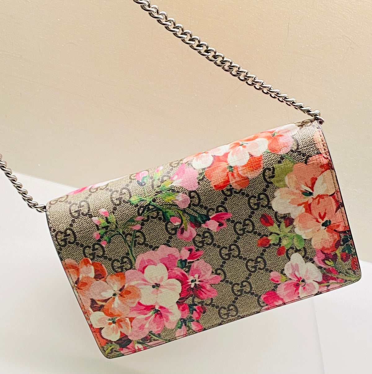 GUCCI |GG Supreme Monogram Blooms  Wallet on Chain