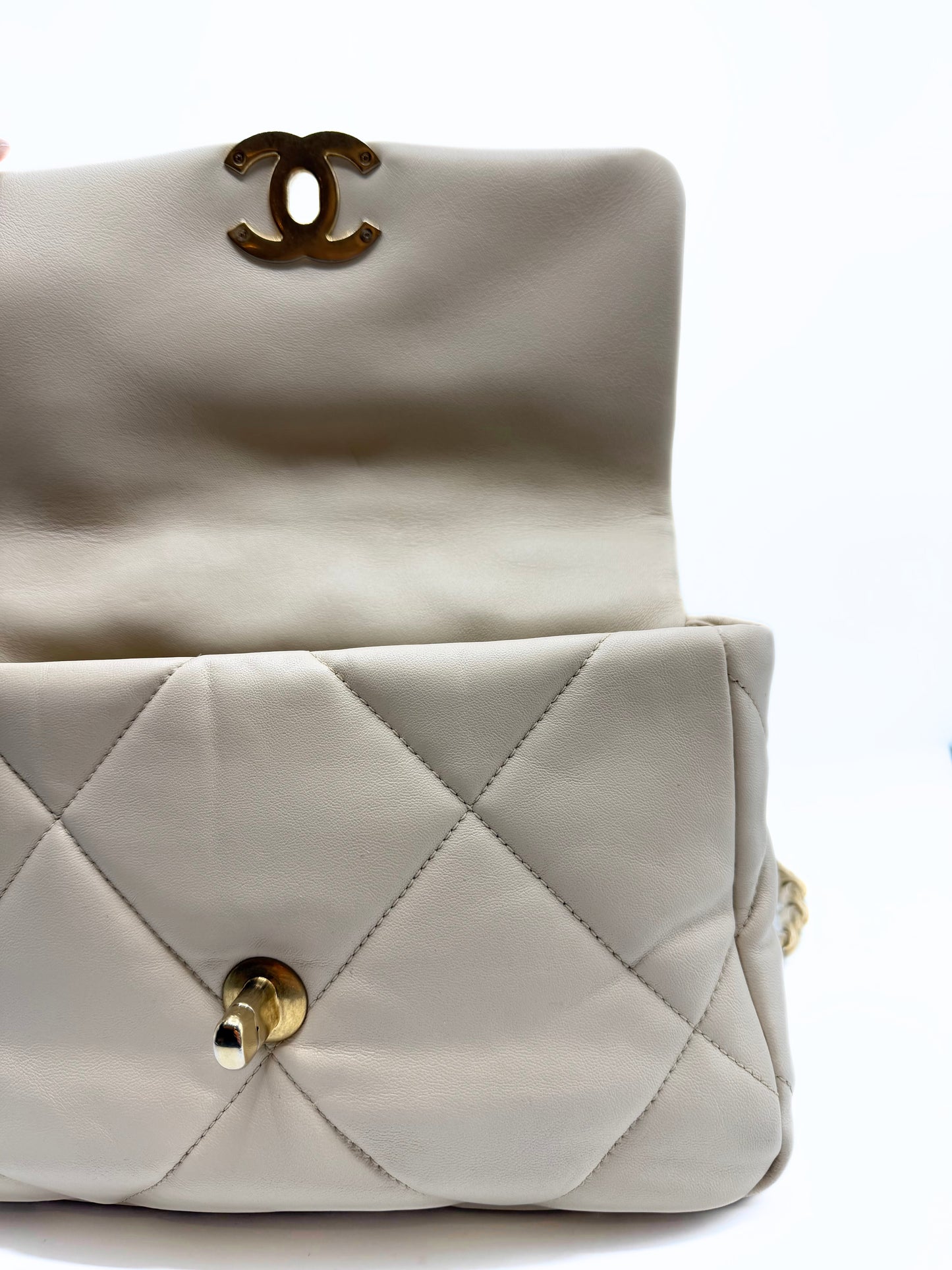 CHANEL | 19 Small Beige
