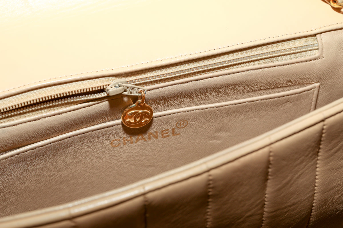 Chanel | Beige Hardware Oro