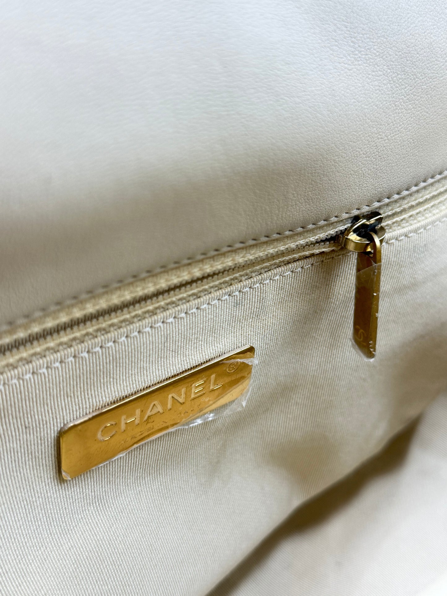 CHANEL | 19 Small Beige