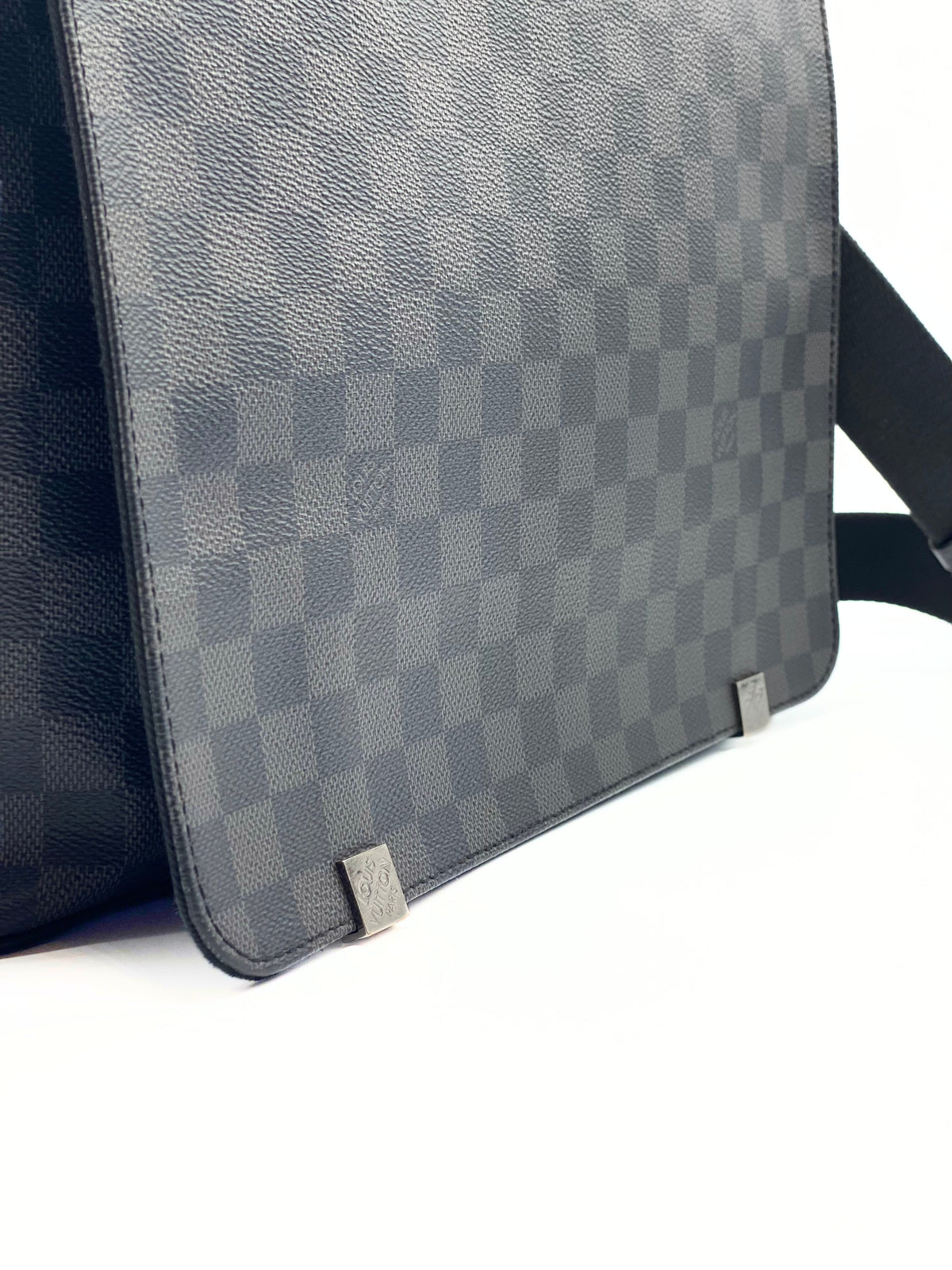 LOUIS VUITTON | District Messenger Bag
