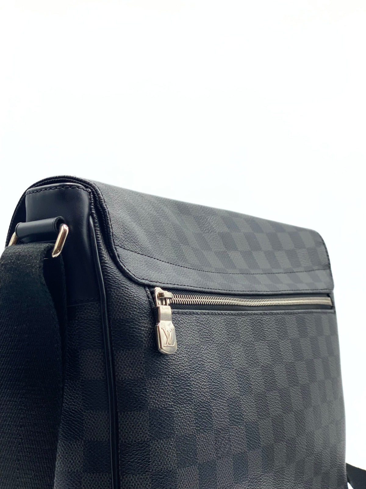 LOUIS VUITTON | District Messenger Bag